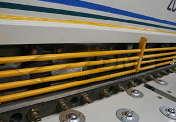 簡易式防護柵欄和球面工作臺.jpg 簡易式防護柵欄和球面工作臺.jpg