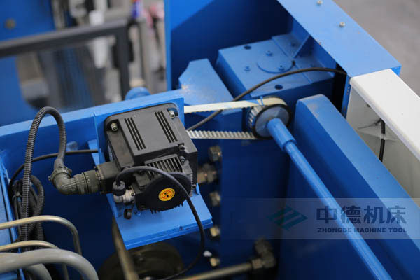 ZDPK-10032配有Y軸伺服定位功能，能精確有效提高Y軸精度，并使工作效率明顯提高